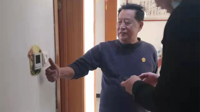 工(gōng)作(zuò)人員采訪石墨烯電(diàn)地暖用(yòng)戶.jpg